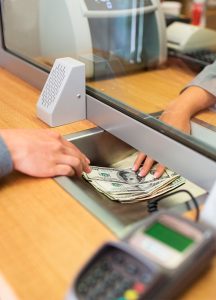 banco-pichincha-malleljardin-2-216x300