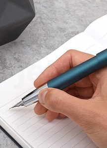 pluma-y-modelo1-216x300